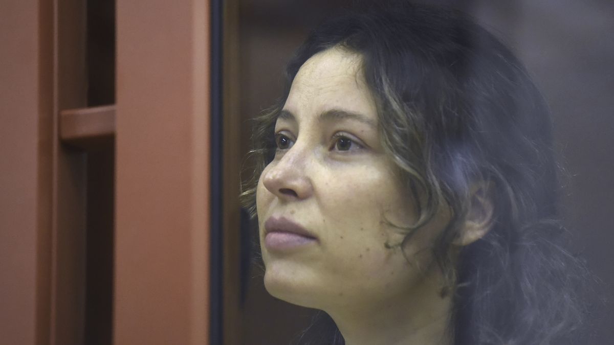 Ksenia Karelina, también conocida como Khavana, en una jaula de vidrio en una sala del tribunal en Ekaterimburgo, Rusia, este jueves 15 de agosto de 2024.