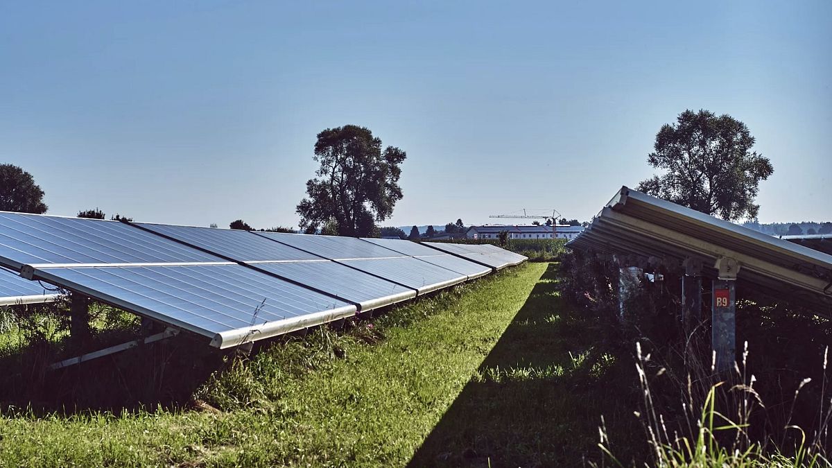 Yeşil enerjiye geçişin bir parçası olarak güneş panelleri giderek daha popüler hale geliyor.