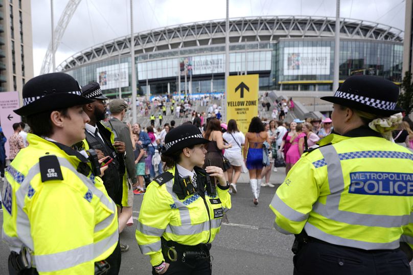 Agenti di polizia controllano l'arrivo dei fan di Taylor Swift allo stadio di Wembley a Londra, 15 agosto 2024