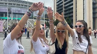 Hundreds of fans arrived early this Thursday at Wembley to attend the Taylor Swift concert.