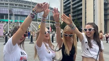 Taylor Swift vor dem Wembley Stadium.