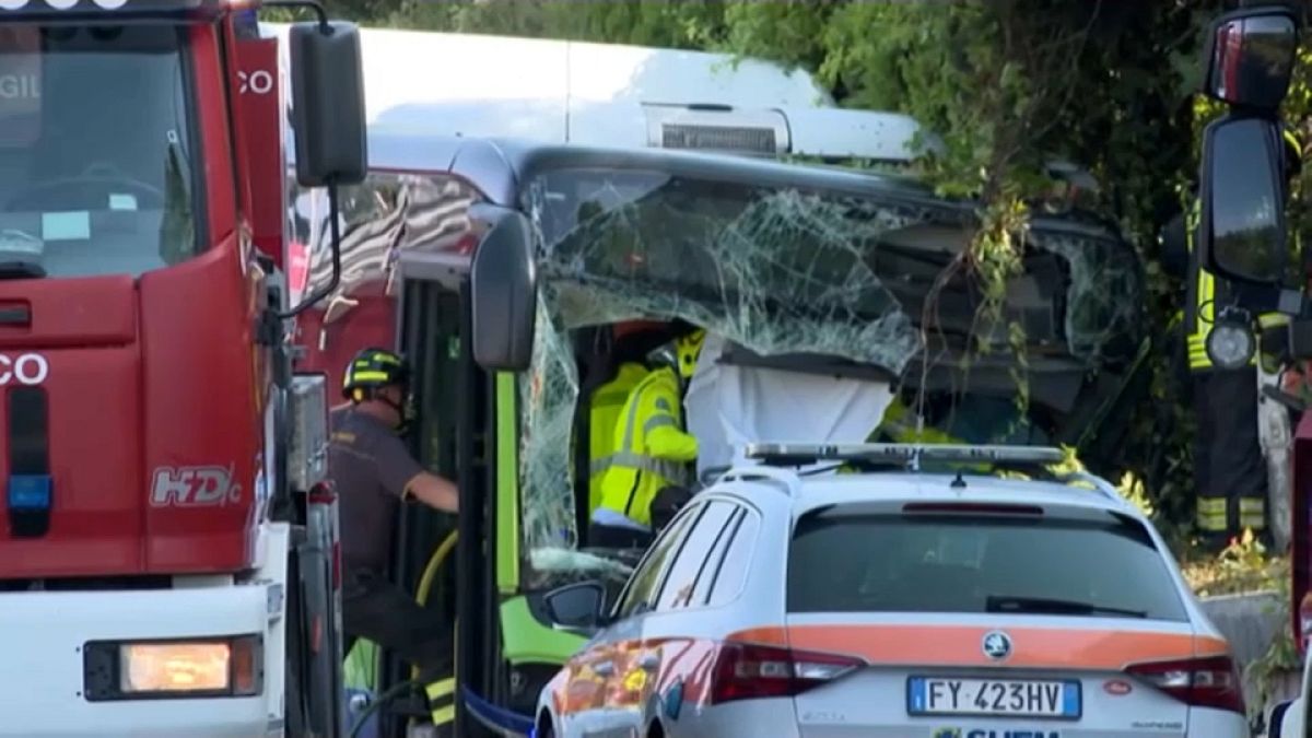 Ein Bus war gegen eine Mauer geprallt