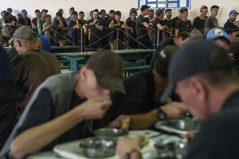 Des prisonniers font la queue pour le déjeuner dans une prison, dans la région de Dnipro, Ukraine, vendredi 21 juin 2024.