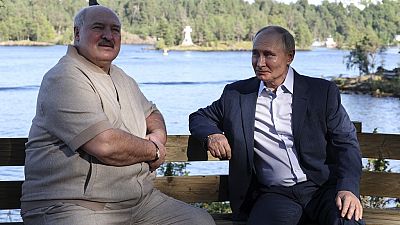 El presidente ruso, Vladímir Putin, a la derecha, y el presidente bielorruso, Alexander Lukashenko, conversan durante su encuentro, en Rusia, el viernes 26 de julio de 2024.