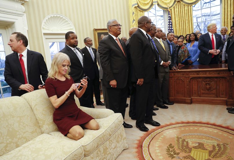 Kellyanne Conway az elnöki iroda kanapéján, 2017 február