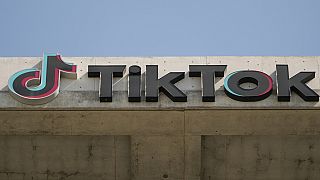 Imagen del logo de la empresa TikTok en su edificio de Culver City, California.