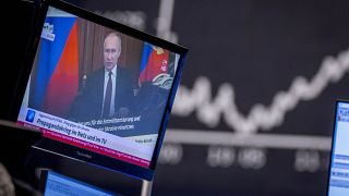 Archivo: El presidente de Rusia, Vladímir Putin, aparece en una pantalla de televisión en la Bolsa de Valores de Fráncfort, Alemania, el viernes 25 de febrero de 2022