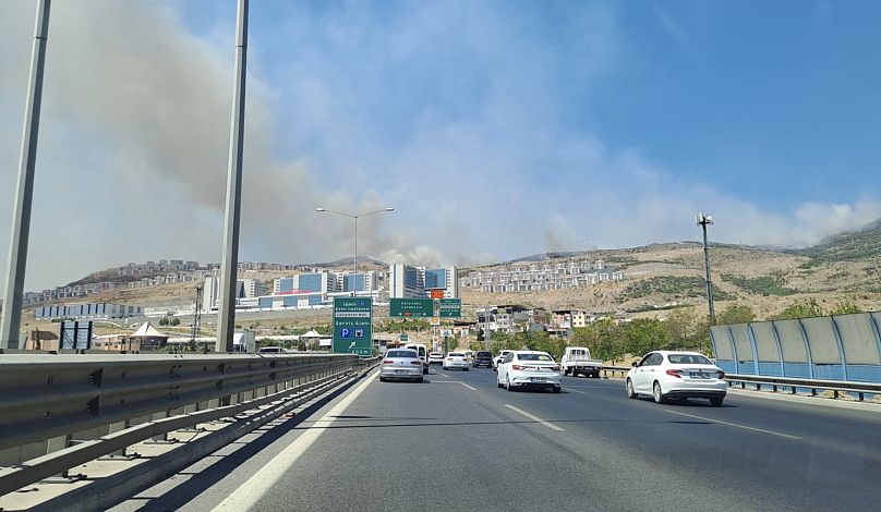 İzmir Şehir Hastanesi'nin arkasında yükselen dumanlar görüntüleniyor, Bornova, 16 Ağustos 2024