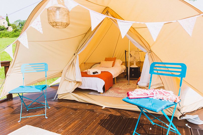 Les hôtes ont le choix entre une chambre à coucher commune dans un château ou une tente de glamping au bord de la piscine.