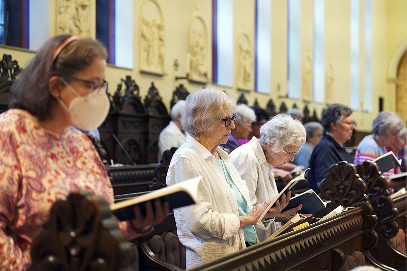 Hermanas benedictinas cantan durante la oración vespertina en el monasterio de Santa Escolástica.