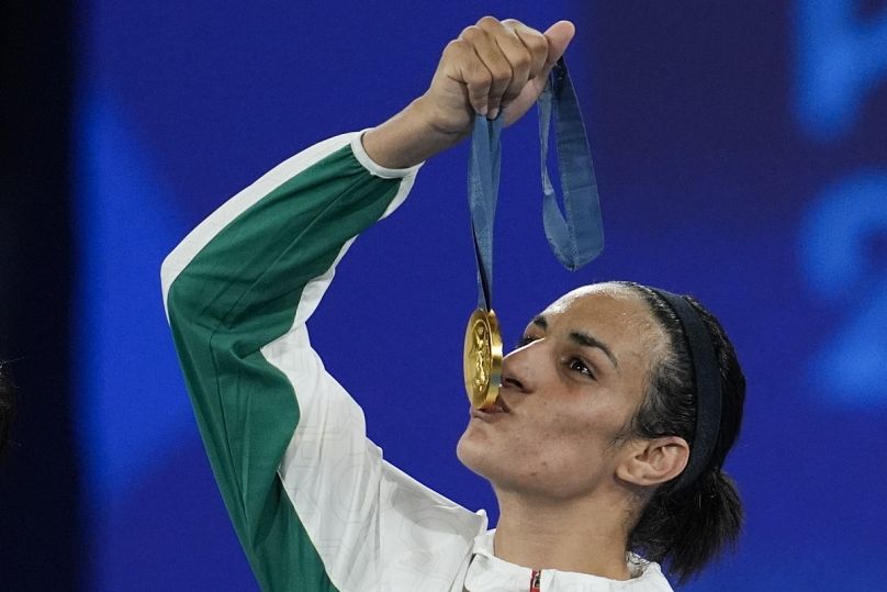  الجزائرية إيمان خليف الحائزة على الميدالية الذهبية تقبل ميداليتها في مباراة الملاكمة النهائية لوزن 66 كجم للسيدات في دورة الألعاب الأولمبية الصيفية 2024، الجمعة 9 أغسطس 2024،