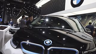 Bir kişi, Şangay'daki Auto Shanghai 2019 fuarı sırasında BMW standında elektrikli bir aracı temizliyor, 17 Nisan 2019.