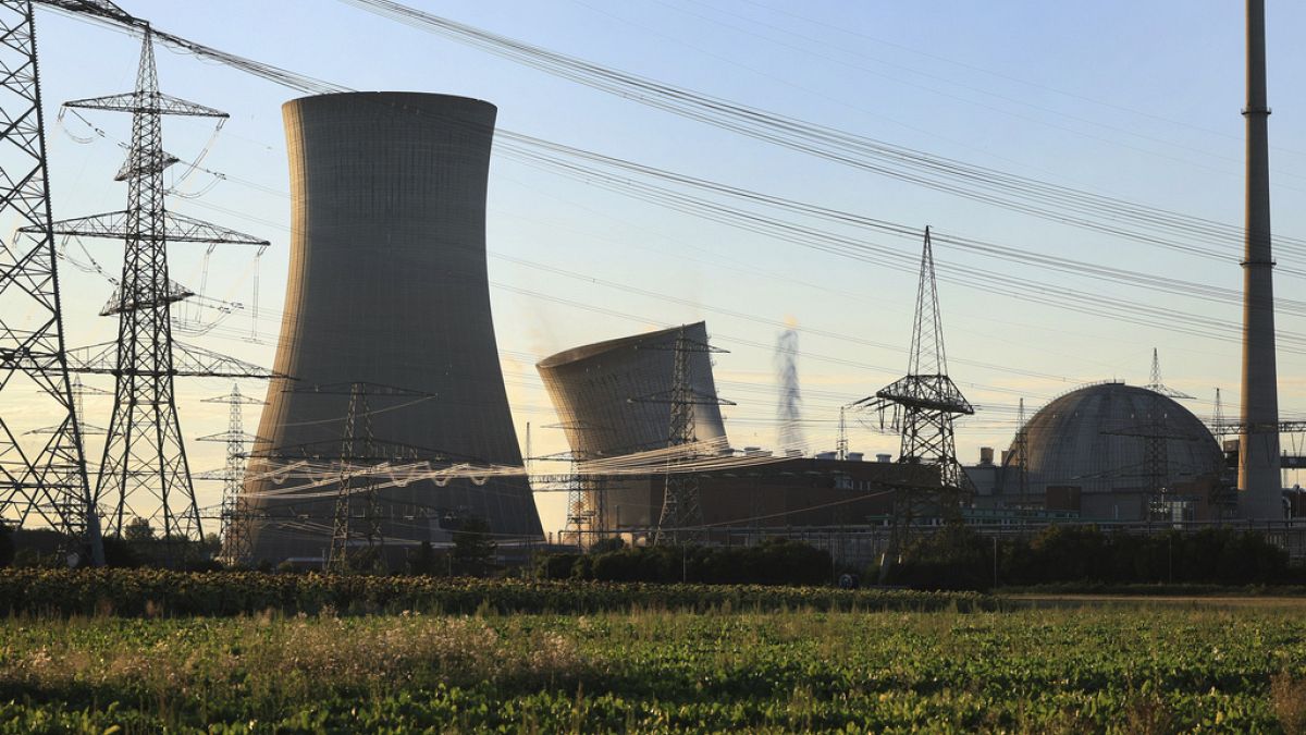 Der erste Kühlturm des stillgelegten Kernkraftwerks stürzt bei einer kontrollierten Sprengung in Grafenrheinfeld ein, 16. August 2024