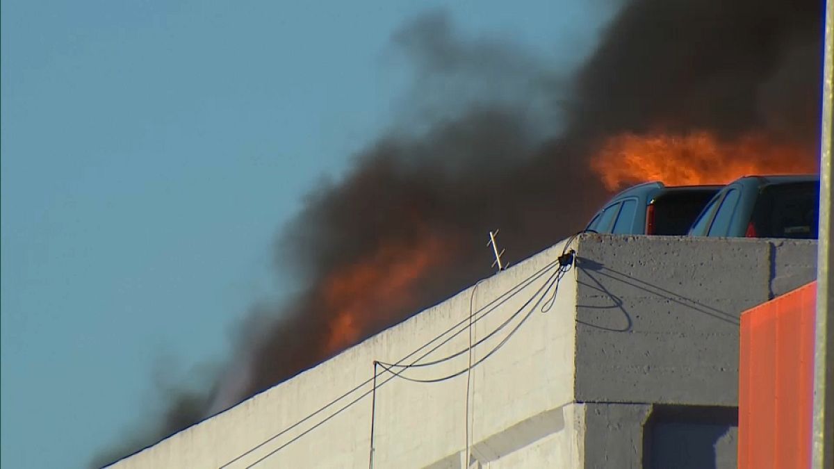 Coches ardiendo en Lisboa, cerca del aeropuerto