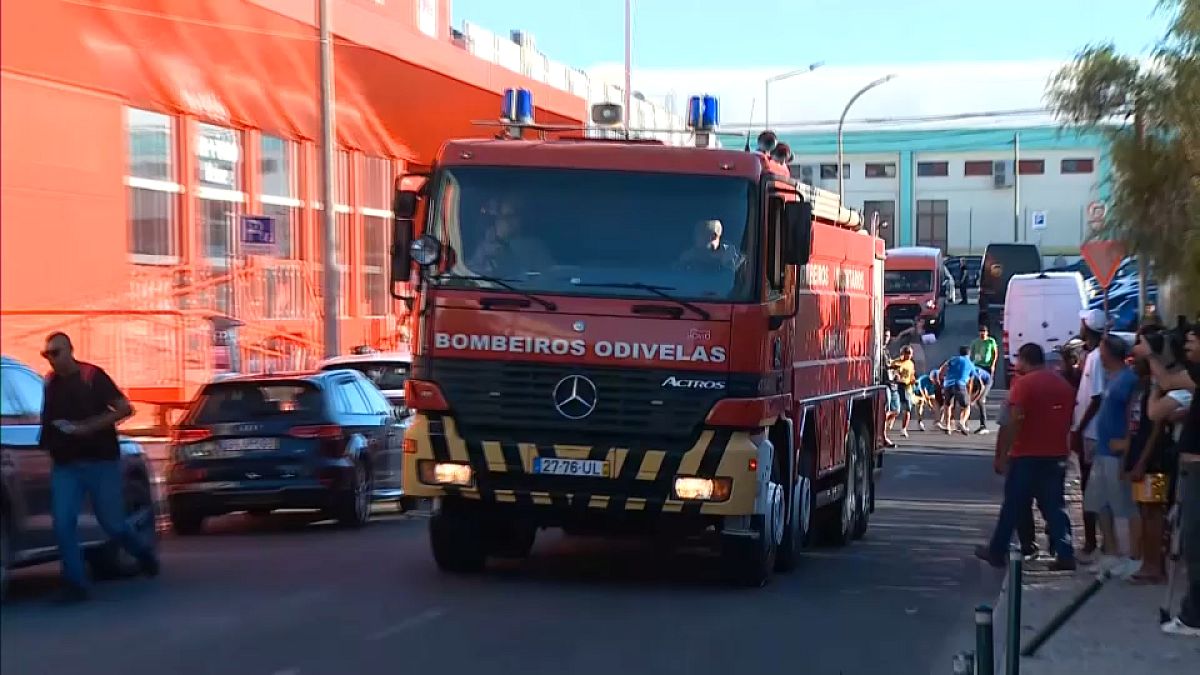 Feuerwehr trifft in in Prior Velho (Lissabon) ein, 16. August 2024