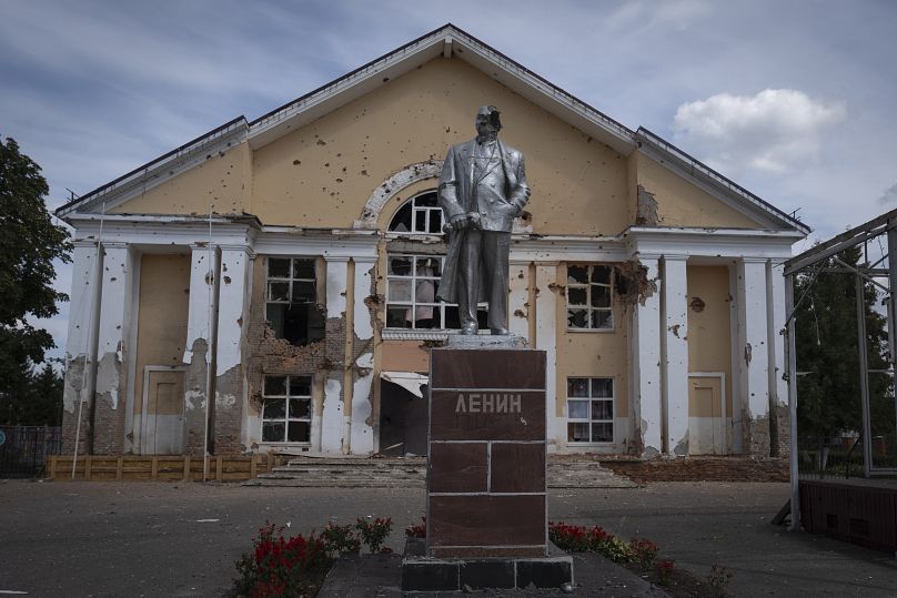 Um monumento danificado ao fundador soviético Vladimir Lenine numa praça central em Sudzha, 16 de agosto de 2024