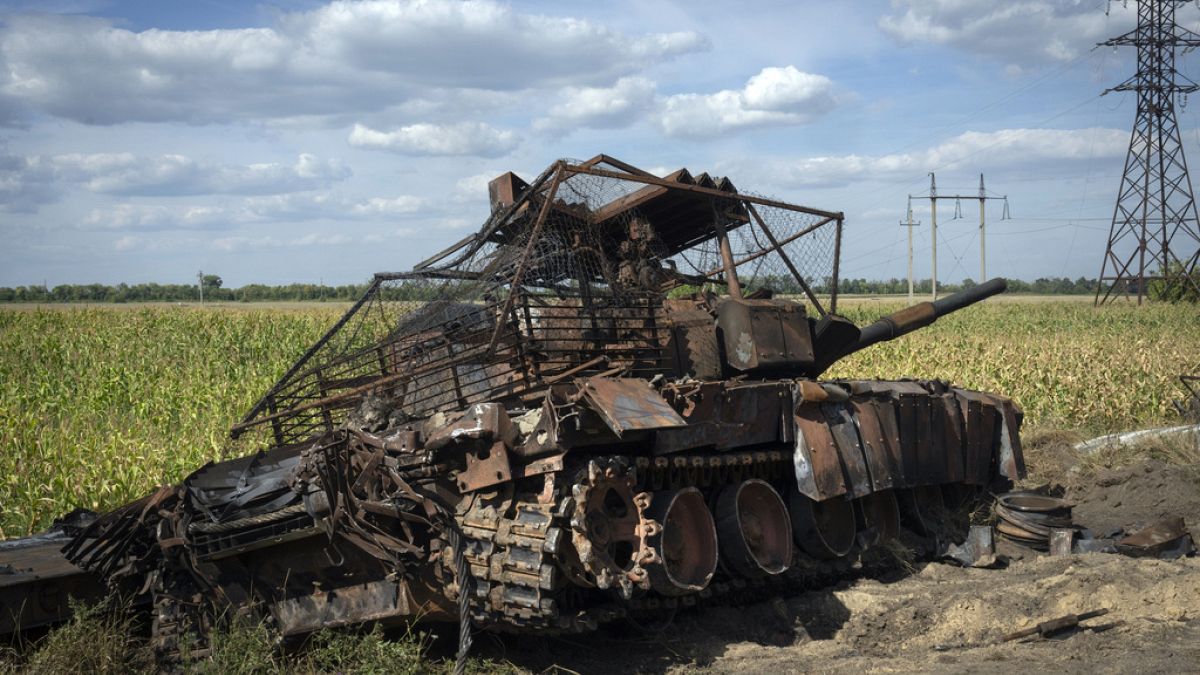 Kursk bölgesinde kullanılamaz hale gelmiş bir Rus tankı, 16 Ağustos 2024