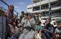 Des femmes palestiniennes pleurent sur un camion alors qu'elles évacuent une école qui leur servait d'abri, dans l'est de Deir al-Balah, dans la bande de Gaza, 16.08.2024.