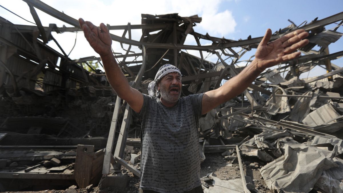 Ein Mann in einem durch einen israelischen Luftangriff zerstörten Industriegebiet in Wadi al-Kfour, im Südlibanon, 17. August 2024.