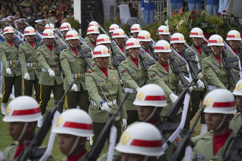 Soldados marcham antes do início de uma cerimónia que assinala o 79º aniversário da independência da Indonésia no novo palácio presidencial da futura capital, Nusantara.