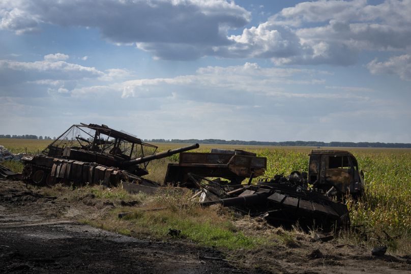 Des chars russes détruits gisent sur le bord d'une route près de Soudja, dans la région de Koursk, en Russie, le vendredi 16 août 2024.