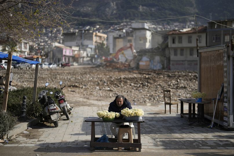 Hatay'ın Antakya ilçesinde çiçek satan bir kişi, 11 Ocak 2024