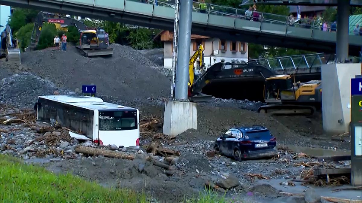 Lavori di pulizia dopo il forte temporale che ha colpito Sankt Anton, in Austria.