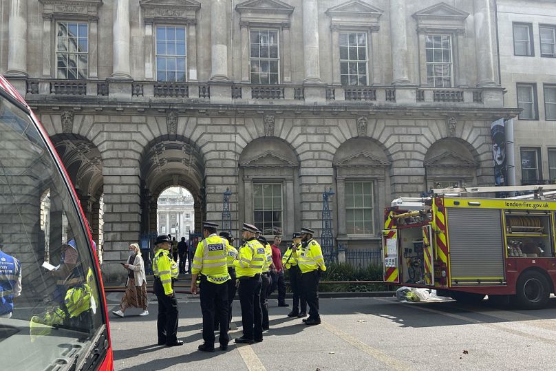 Les services d'urgence à l'extérieur de Somerset House au centre de Londres. samedi 17 août 2024, après qu'un incendie se soit déclaré dans la grande salle d'art néoclassique.