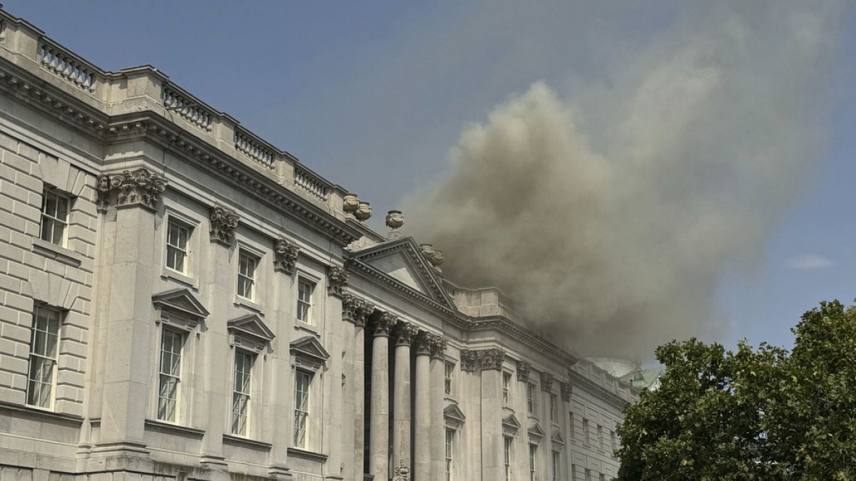 Füst gomolyog a Somerset House tetőszerkezetéből