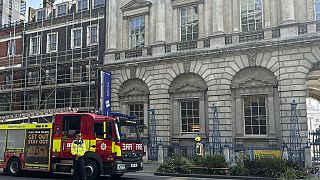 Les services d'urgence à l'extérieur de Somerset House au centre de Londres, samedi 17 août 2024, après qu'un incendie se soit déclaré dans la grande salle d'art néoclassique.