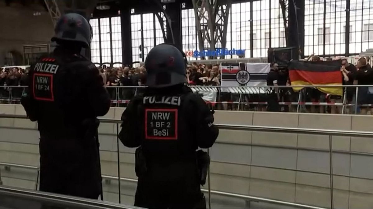 Rechtsextremer Protest im Bahnhof von Leipzig vor dem CSD