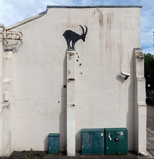 Banksy kecskéje egy tűzfalon, 2024 augusztusában