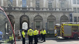 Serviços de emergência no exterior da Somerset House, no centro de Londres, a 17 de agosto de 2024