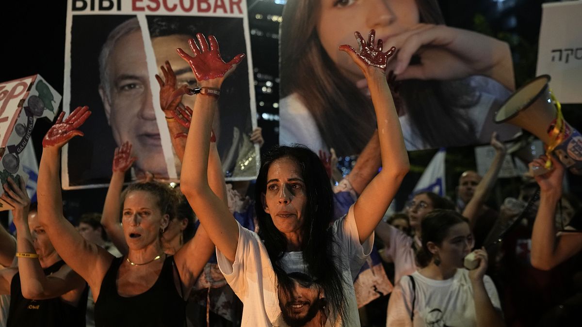 Manifestantes em Telavive exigem que o governo israelita chegue a um acordo para garantir a libertação dos reféns detidos em Gaza, 17 de agosto de 2024 