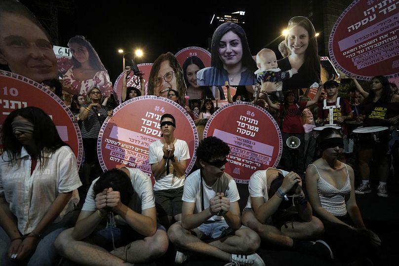 Manifestantes em Telavive exigem que o governo israelita chegue a um acordo para garantir a libertação dos reféns detidos em Gaza, 17 de agosto de 2024 