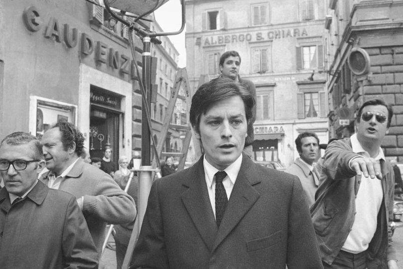 Alain Delon sort du plateau de tournage de son film, « Les Siciliens », lors d'une pause, dans le centre de Rome, le 27 mars 1969. 