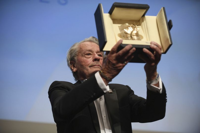 O ator Alain Delon segura a sua Palma de Ouro honorária durante o 72.º Festival Internacional de Cinema, em Cannes, no domingo, 19 de maio de 2019.