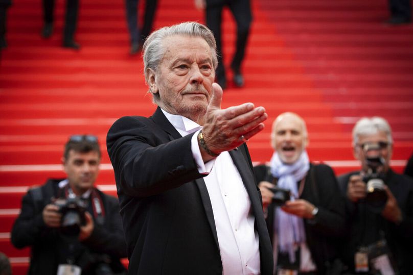 O ator Alain Delon posa para os fotógrafos ao chegar à estreia do filme “Uma Vida Oculta” no 72.º festival internacional de cinema, em Cannes, a 19 de maio de 2019.