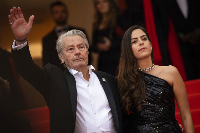 Alain Delon posa para os fotógrafos com a sua filha Anouchka enquanto chega à estreia do filme “Une vie cachée” no 72.º festival internacional de cinema, Cannes, 19.05.2019