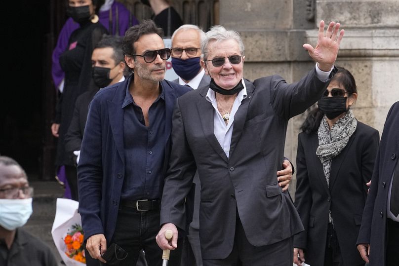 Alain Delon e o seu filho Anthony Delon, à esquerda, chegam à igreja de Saint Germain des Près para assistir ao funeral de Jean-Paul Belmondo, 10 de setembro de 2021 