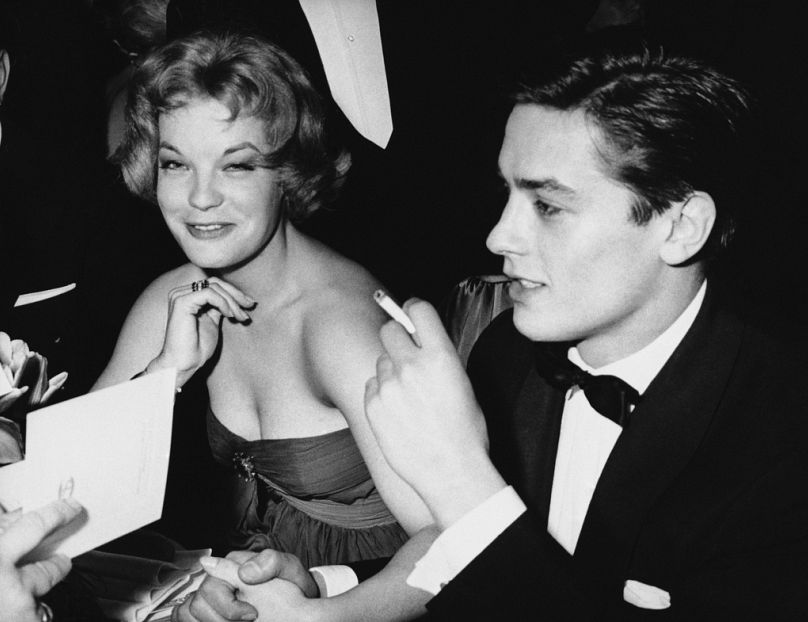 Romy Schneider e Alain Delon, recentemente noivos, sentam-se com amigos na Gala da Páscoa, a 30 de março de 1959, no Sporting Club do Mónaco. 