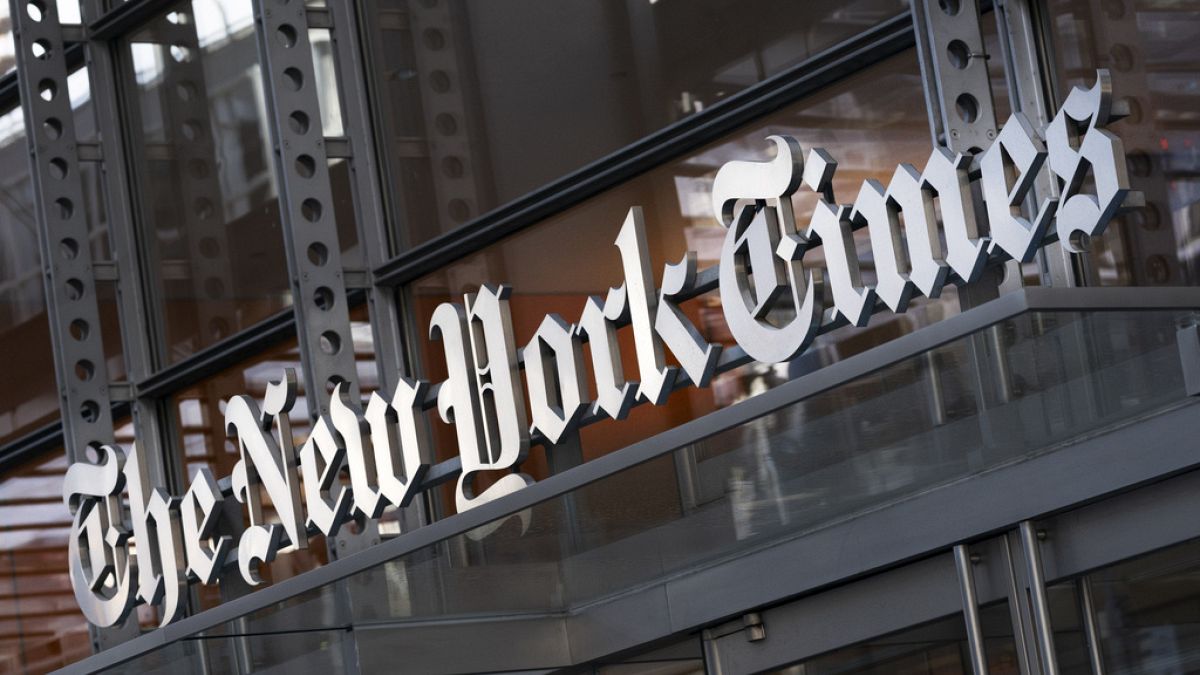 New York Times gazetesinin logosu binanın girişinde görülüyor, 6 Mayıs 2021