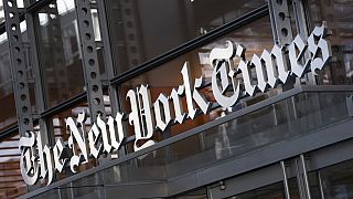 New York Times gazetesinin logosu binanın girişinde görülüyor, 6 Mayıs 2021