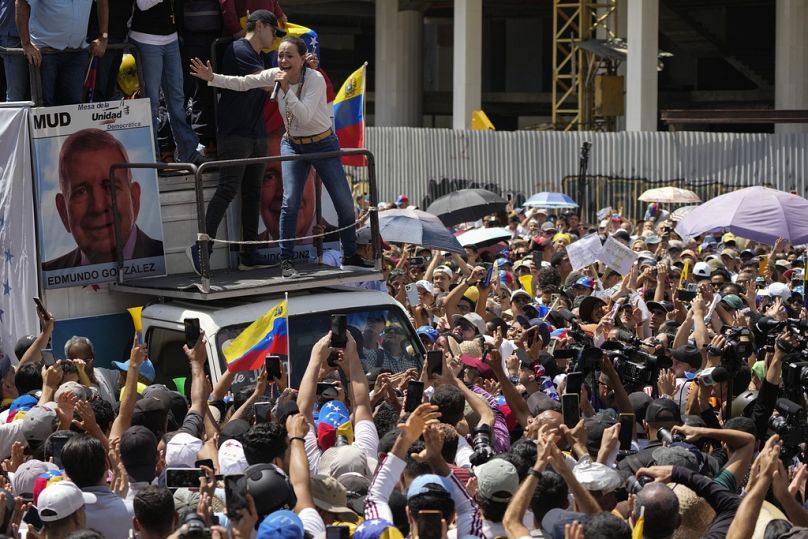 A líder da oposição, Maria Corina Machado, fala aos apoiantes durante um comício de protesto contra os resultados oficiais, 17 de agosto de 2024