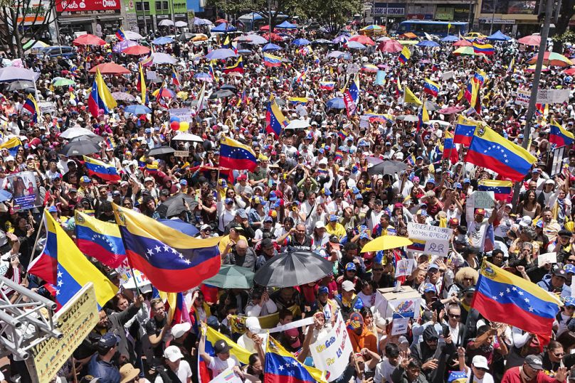 Cidadãos venezuelanos protestam contra os resultados oficiais que declararam o presidente Nicolas Maduro vencedor das eleições Bogotá, Colômbia, sábado, 17 de agosto de 2024