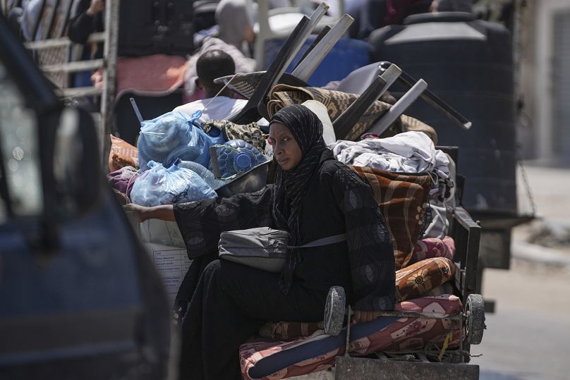 امرأة فلسطينية تخلي مخيم المغازي للاجئين في وسط قطاع غزة، كجزء من عملية إجلاء جماعي أمر بها الجيش الإسرائيلي، السبت 17 أغسطس 2024