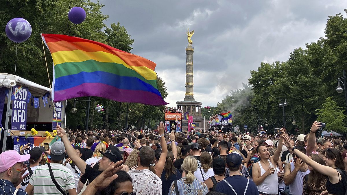 Almanya'nın başkenti Berlin'de Christopher Street Day (CSD) 46. Berlin Onur Yürüyüşü ile kutlanıyor, 27 Temmuz 2024.