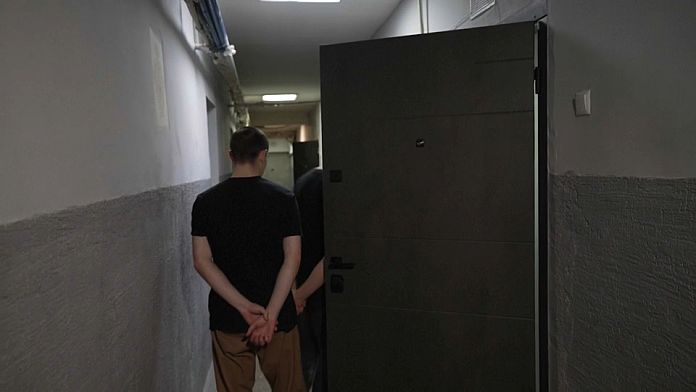 L'Ucraina concede una rara visita all'interno del centro di detenzione di Pow