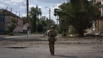 Un soldat ukrainien marche dans le centre-ville de Sudzha, le 16 août 2024.