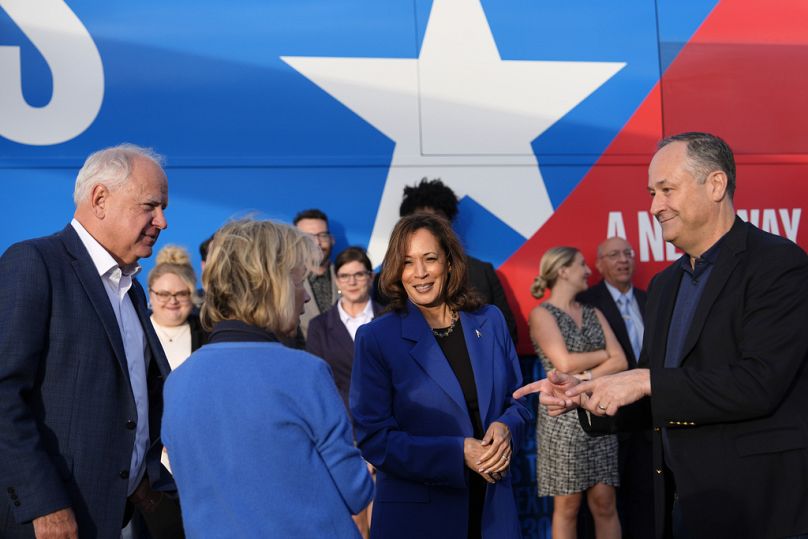 Tim Walz alelnökjelölt (balról), Kamala Harris alelnök (középen), Harris férje (Doug Emhoff), jobbról - Pittsburg, augusztus 18.